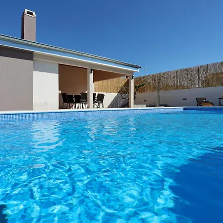 펜션 Fjaka With Swimming Pool *