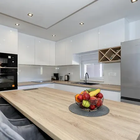 펜션 Fjaka With Swimming Pool Pridraga