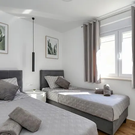 Fjaka With Swimming Pool Pridraga