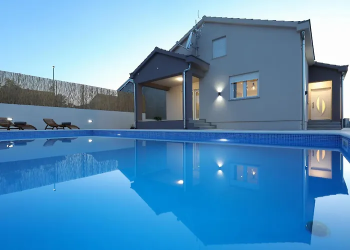Semesterbostad Fjaka With Swimming Pool