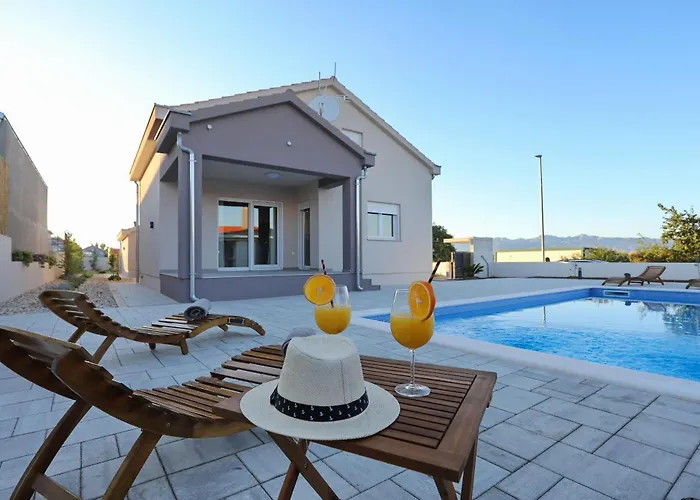 Fjaka With Swimming Pool * Pridraga
