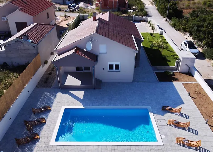 Fjaka With Swimming Pool Pridraga