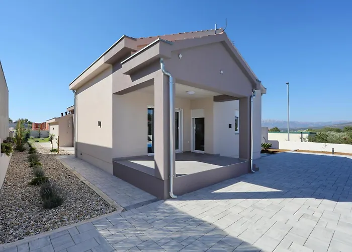 Semesterbostad Fjaka With Swimming Pool Pridraga