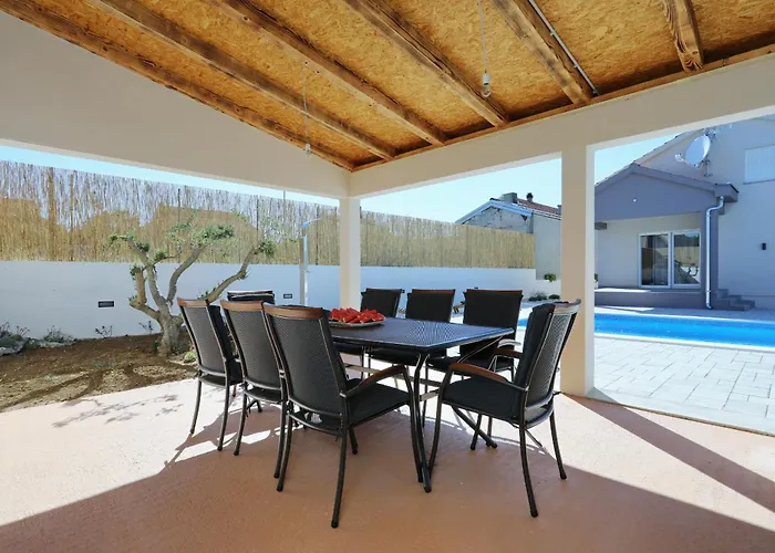 Semesterbostad Fjaka With Swimming Pool Pridraga