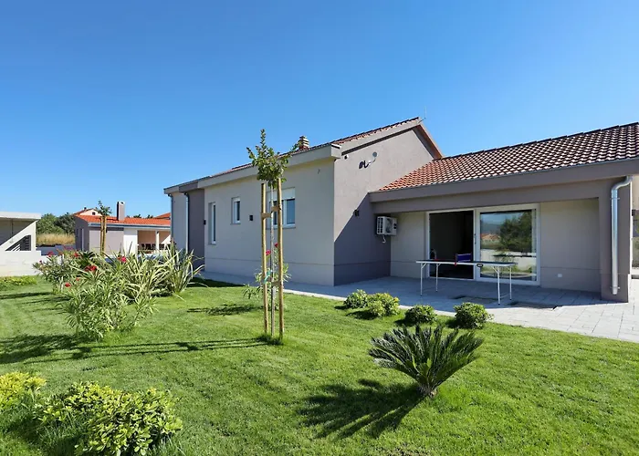 Fjaka With Swimming Pool * Pridraga