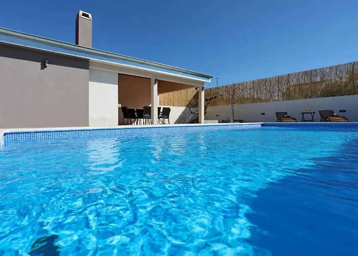 度假居 Fjaka With Swimming Pool *