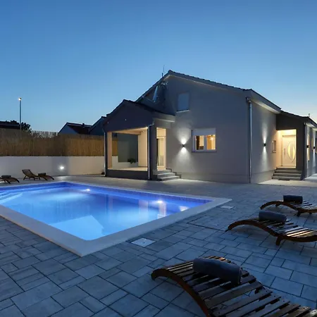 Fjaka With Swimming Pool Pridraga