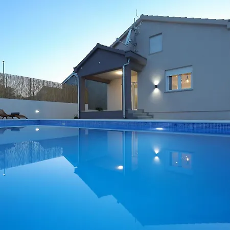 別荘 Fjaka With Swimming Pool