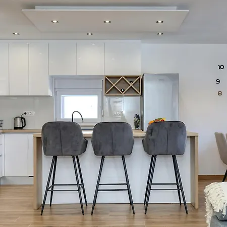 Fjaka With Swimming Pool Pridraga