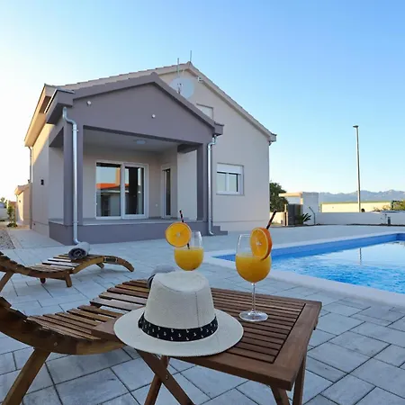 Fjaka With Swimming Pool * Pridraga