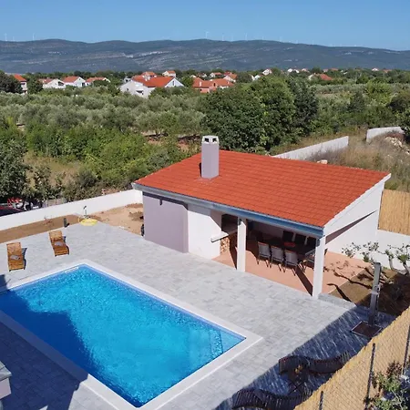 Fjaka With Swimming Pool *