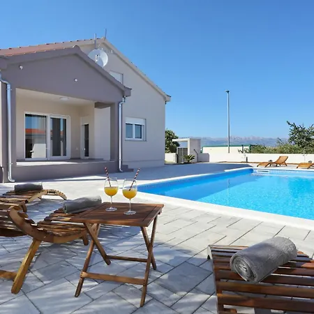 Fjaka With Swimming Pool