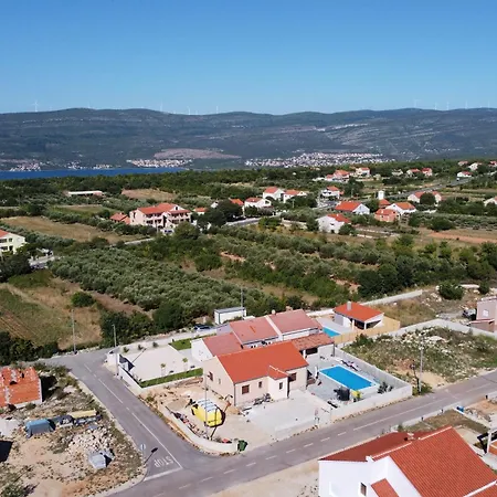 Fjaka With Swimming Pool Ferienhaus *