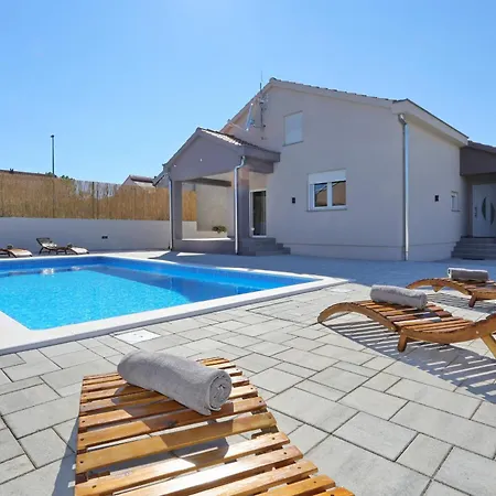 Fjaka With Swimming Pool * Pridraga