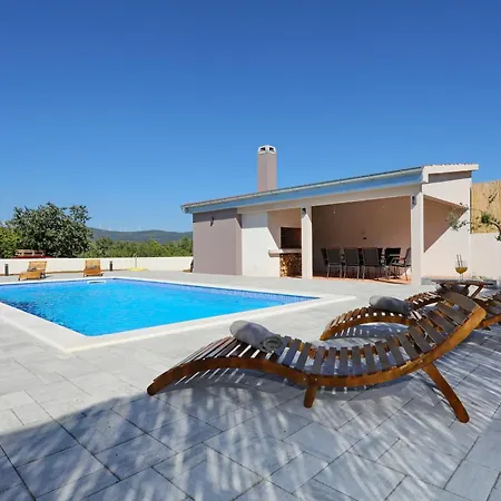 Fjaka With Swimming Pool Ferienhaus Pridraga