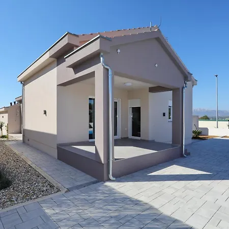 Holiday home Fjaka With Swimming Pool Pridraga