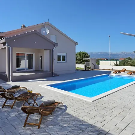 Fjaka With Swimming Pool Ferienhaus *