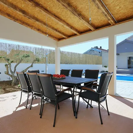 Ferienhaus Fjaka With Swimming Pool Pridraga