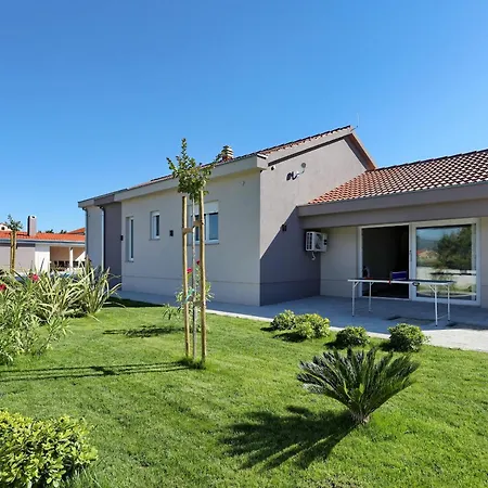 Fjaka With Swimming Pool * Pridraga