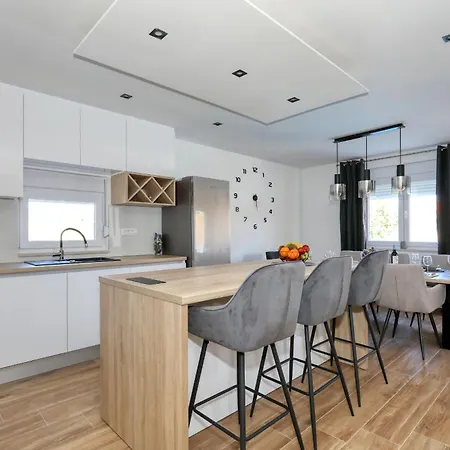 Ferienhaus Fjaka With Swimming Pool Pridraga