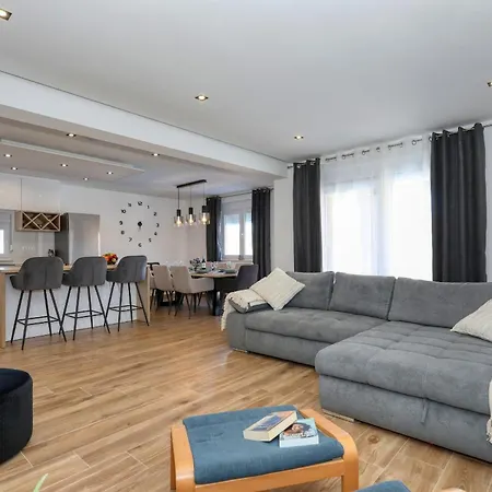 Fjaka With Swimming Pool *