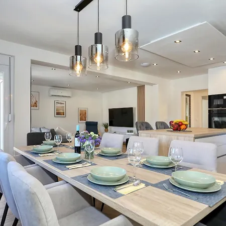 Fjaka With Swimming Pool Ferienhaus Pridraga