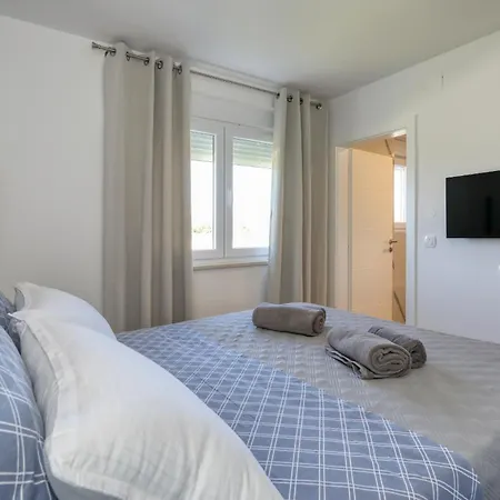 Fjaka With Swimming Pool Pridraga