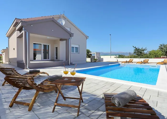 Fjaka With Swimming Pool